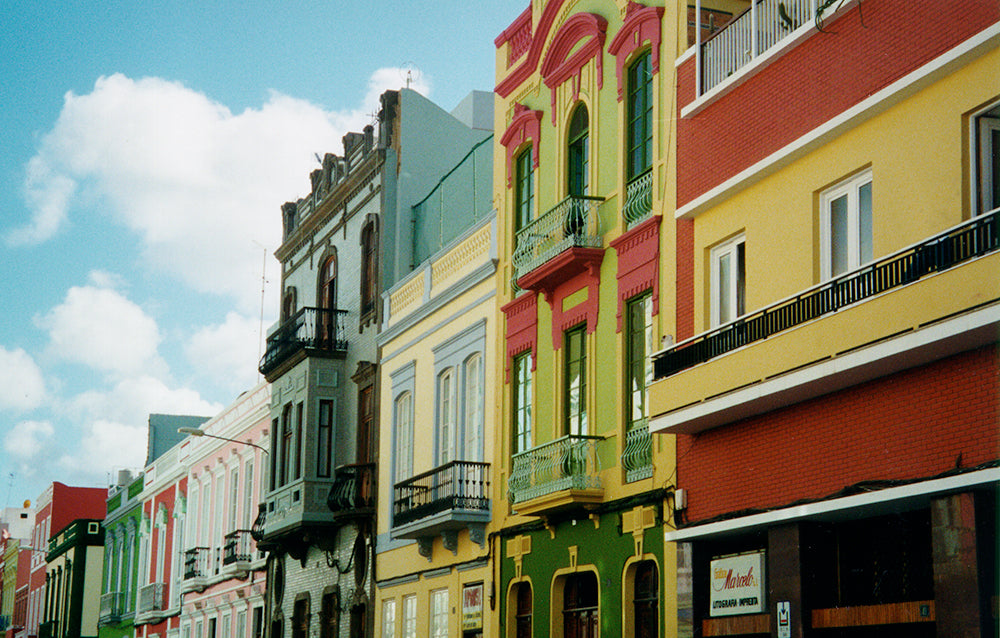 Intervención cromática de Facundo Fierro en la Calle Perojo, Las Palmas de Gran Canaria